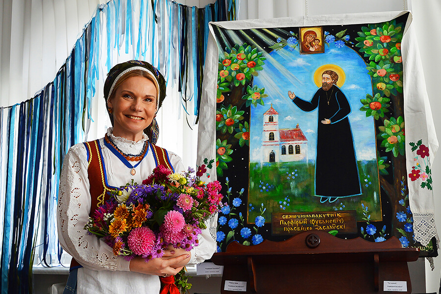 художница в нациольной одежде