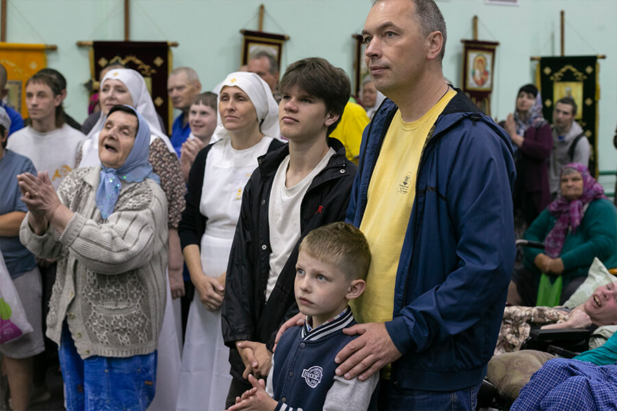 на богослужении в интернате