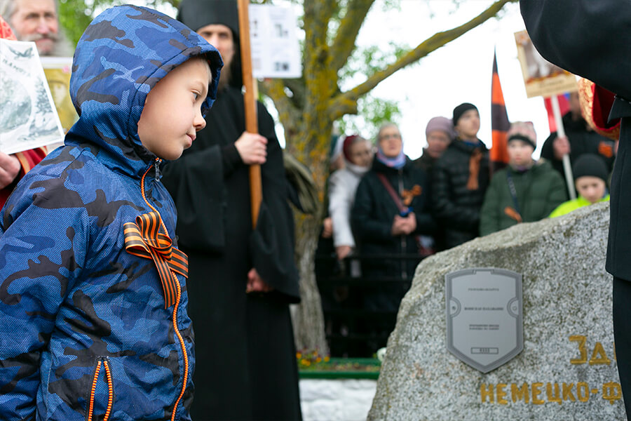 мальчик с георгиевской лентой