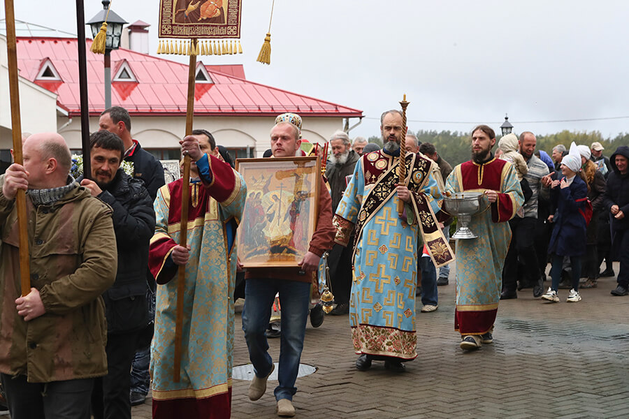 крестный ход на подворье