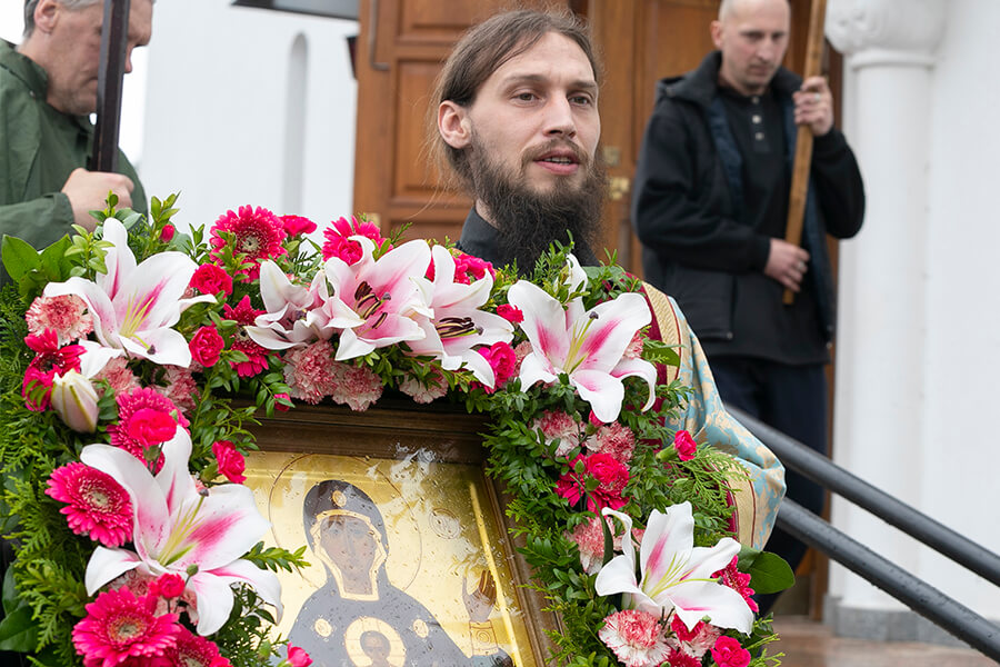 брат пономарь с иконой