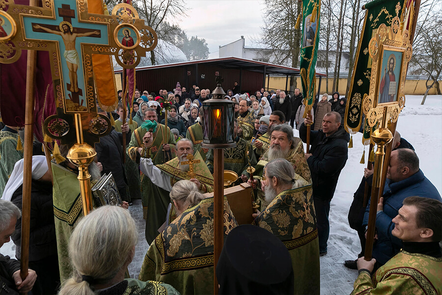 крестный ход в монастыре