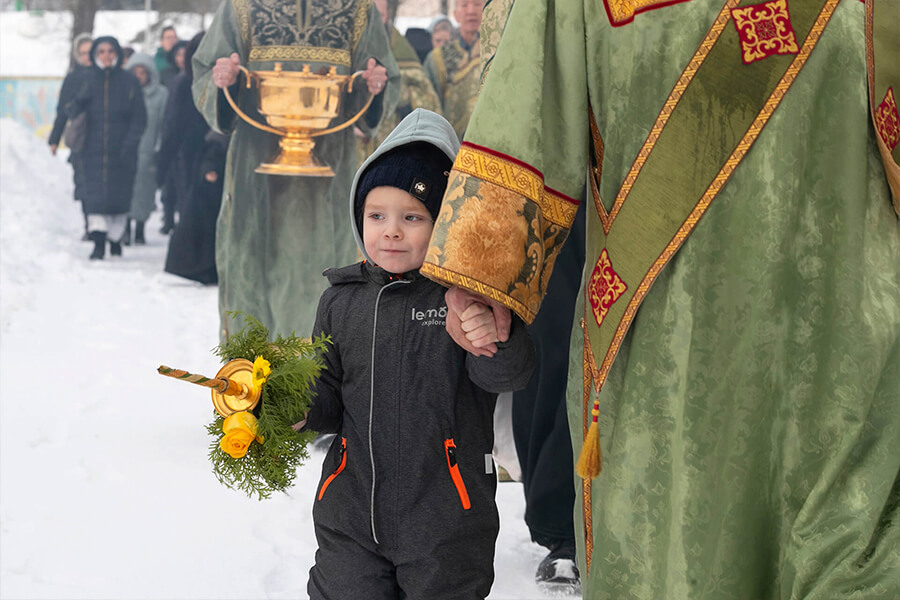 ребенок на крестном ходу