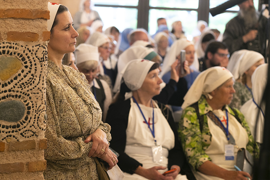 сестры внимательно слушают