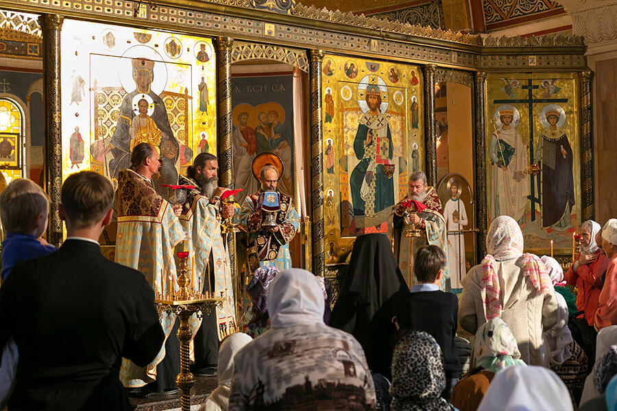 праздничное богослужение в монастыре