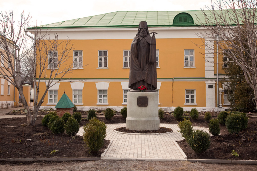 Перервинская семинария и памятник митрополиту Платону 