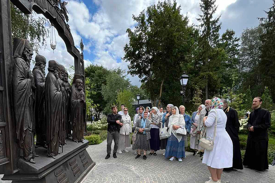 паломники у памятника