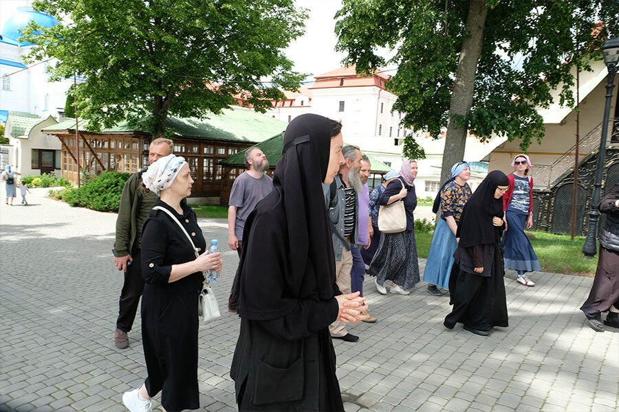 группа паломников идет