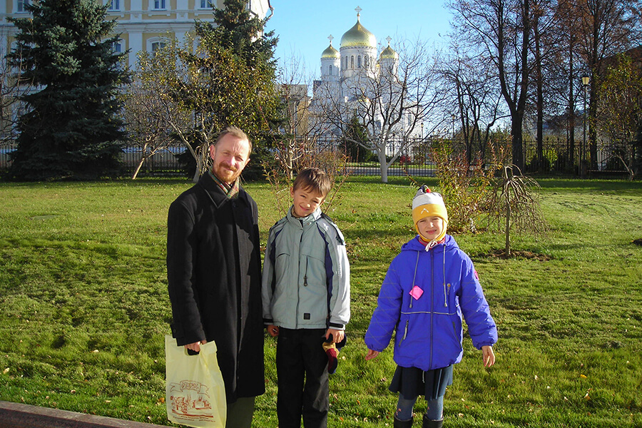 с детьми храм вдалеке