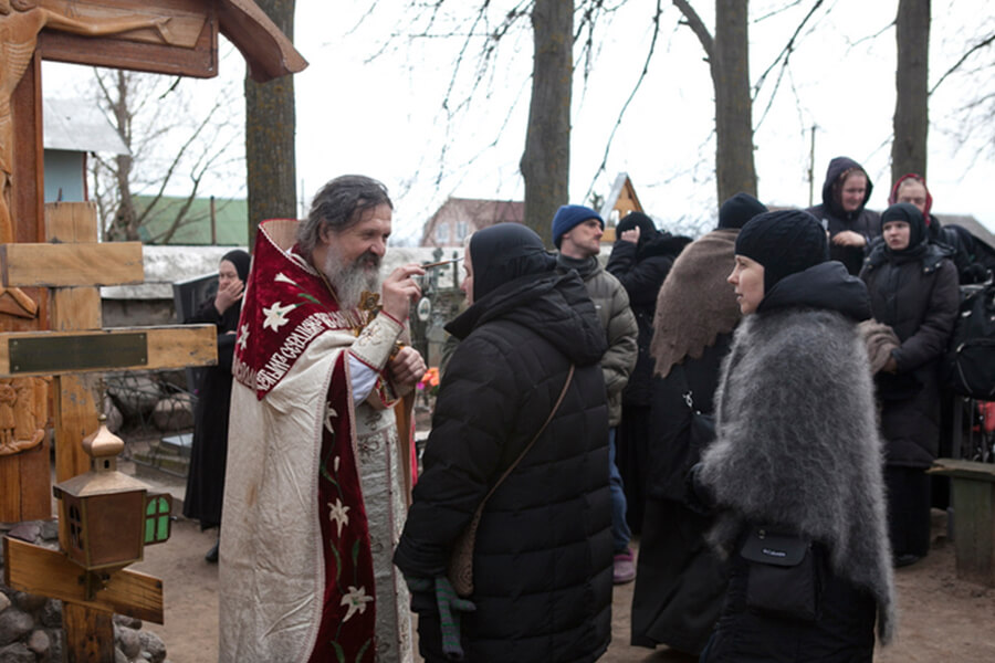 протиерей Андрей Лемешонок помазывает сестер