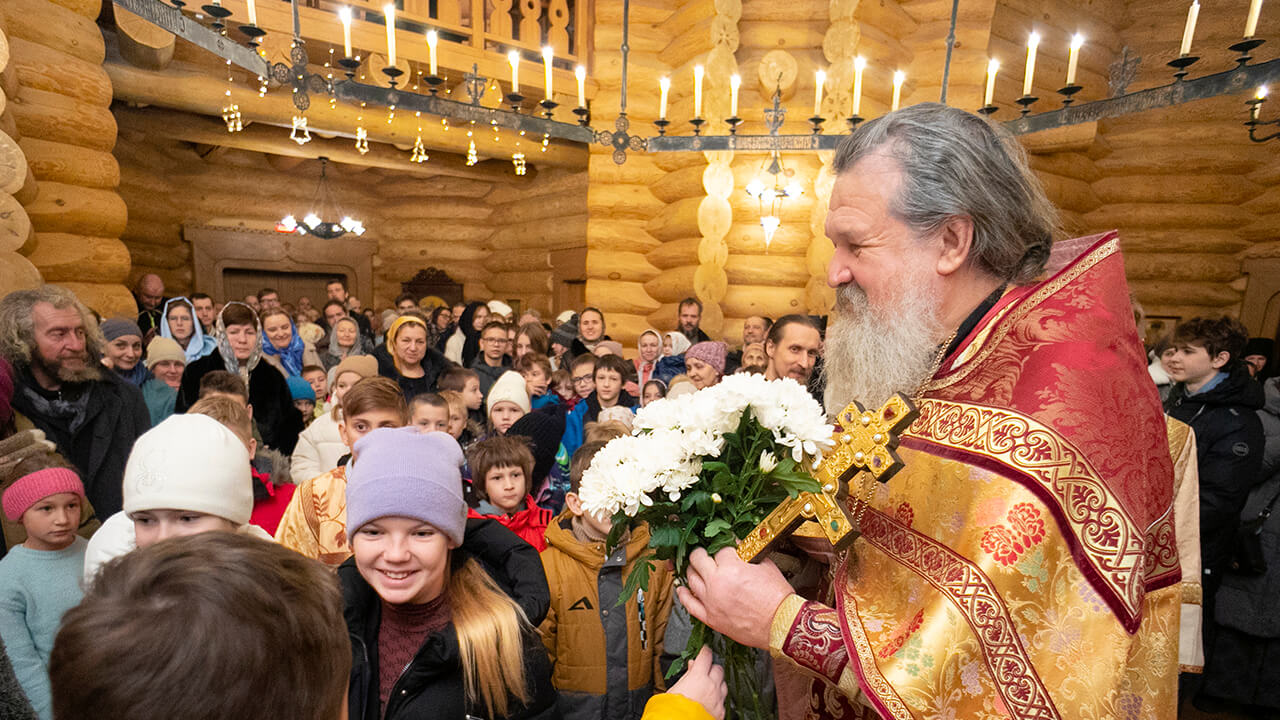 Протоиерей Андрей Лемешонок на детской литургии